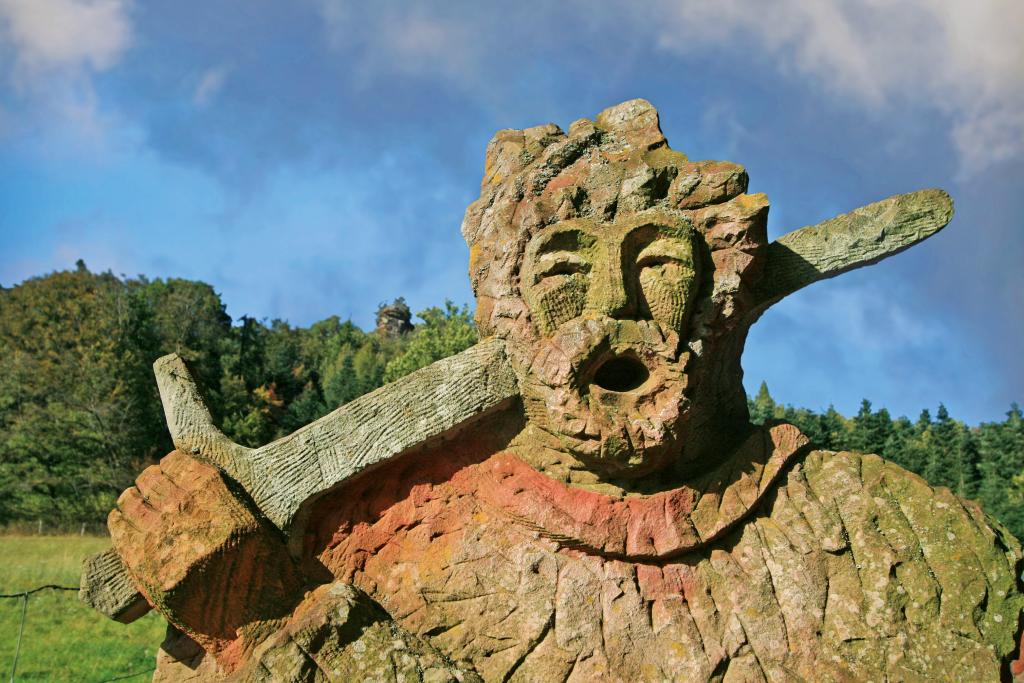 Der Kopf- und Schulterteil einer steinernen Ritterfigur mit Schwert