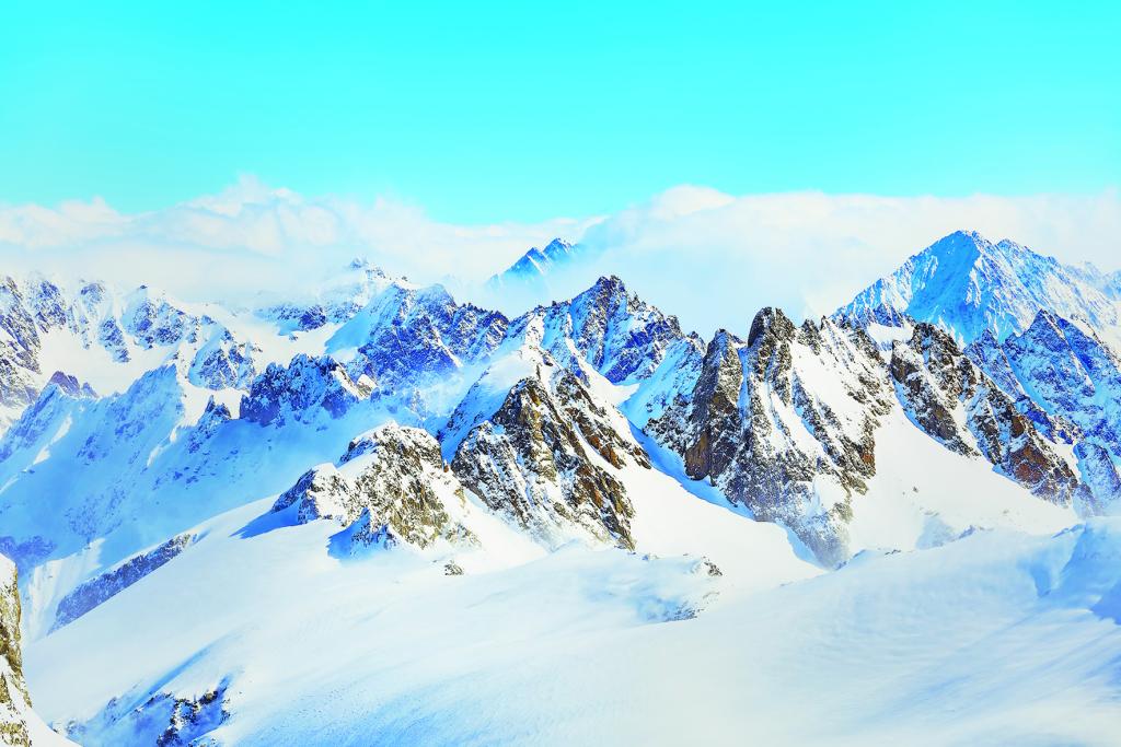 Hohe, schneebedeckte Berge