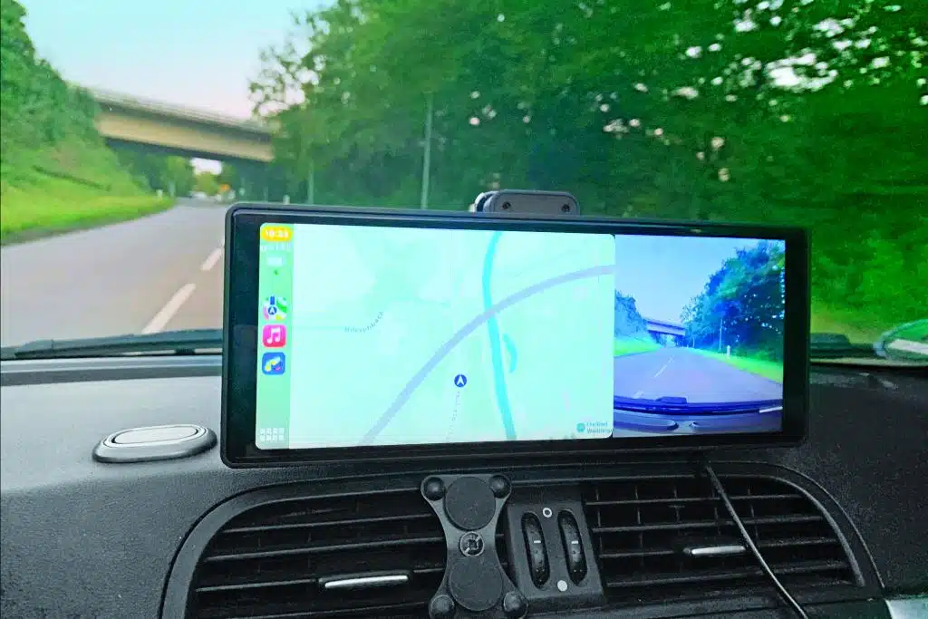 Ein Head-up-Touchdisplay im Cockit eines Autos