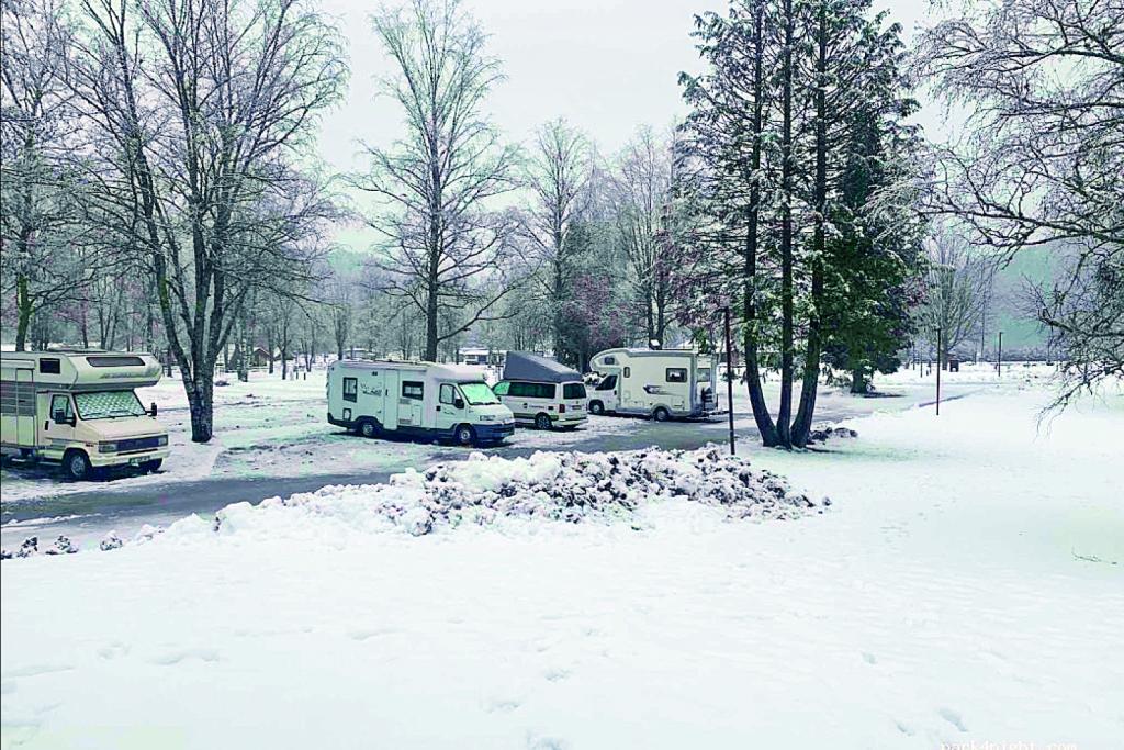 Campingplatz in verschneiter Landschaft