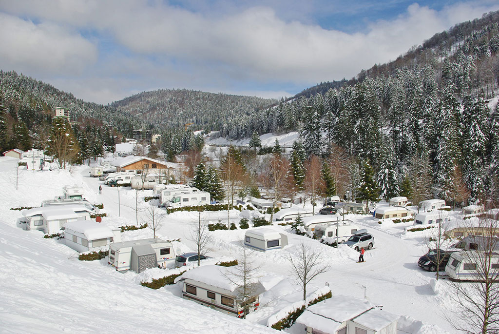 Campingplatz in veschneiter, bergiger Landschaft