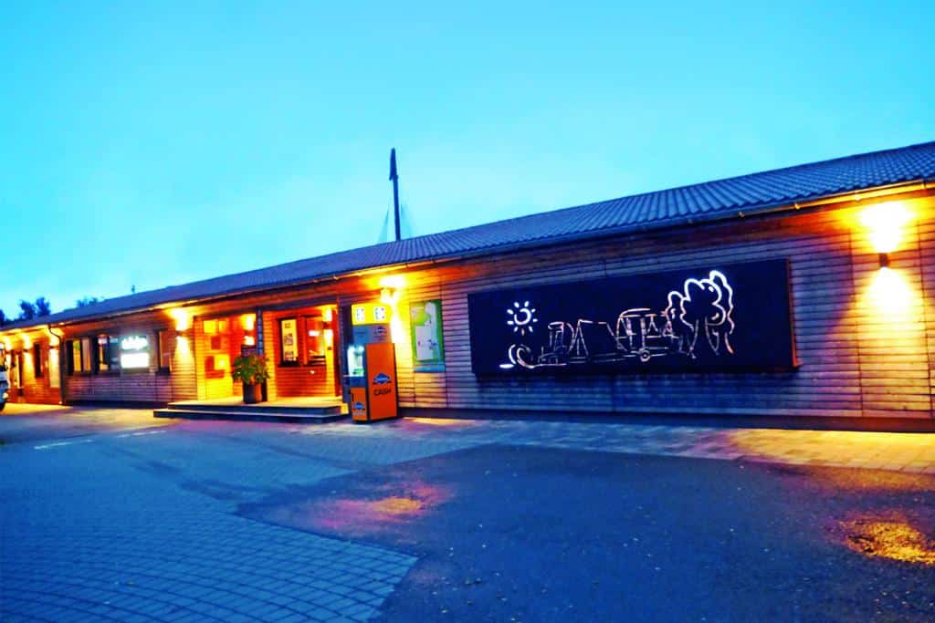 Einstöckiges Gebäude mit Außenbeleuchtung in der Dämmerung