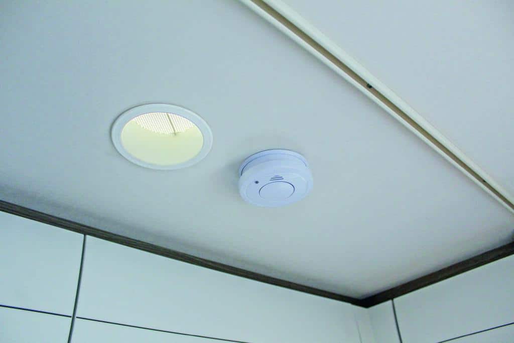 Rauchmelder und ein Leuchtspot an der Wohnwagendecke