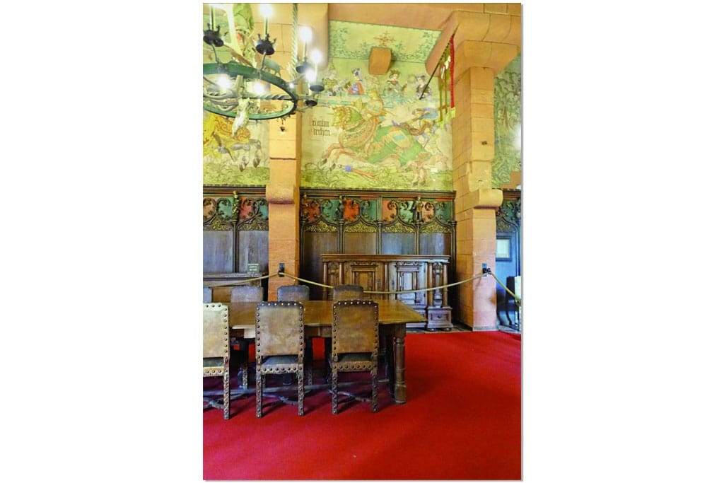 Prunkvoller, alter Speisesaal mit Wandvertäfelung und Wandmalereien