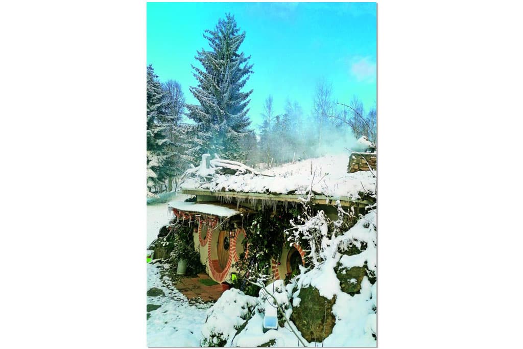 Hobbit-Hütten-Nachbau in verschneiter Landschaft