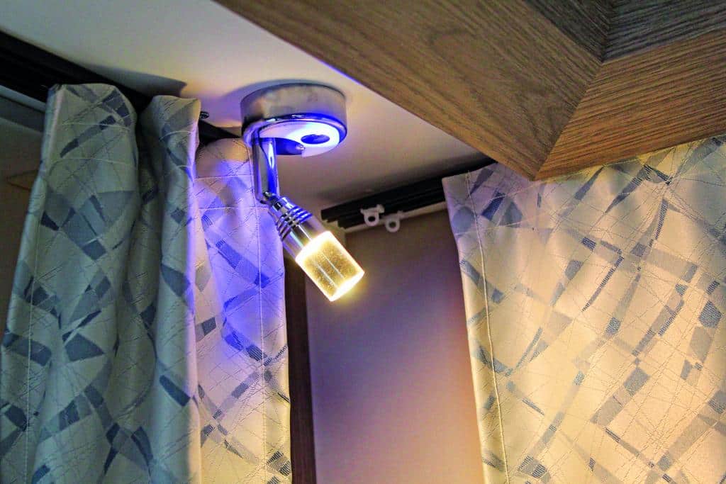 LED-Lampe an der Decke des Wohnwagens