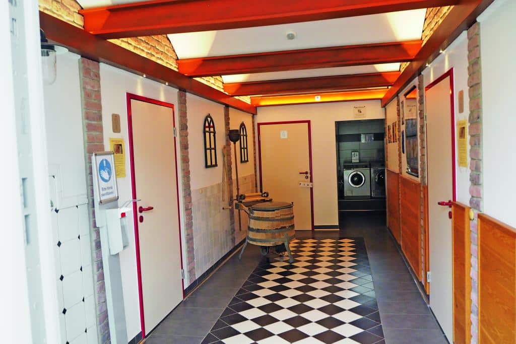 Ein Gebäudeflur mit mehreren Türen