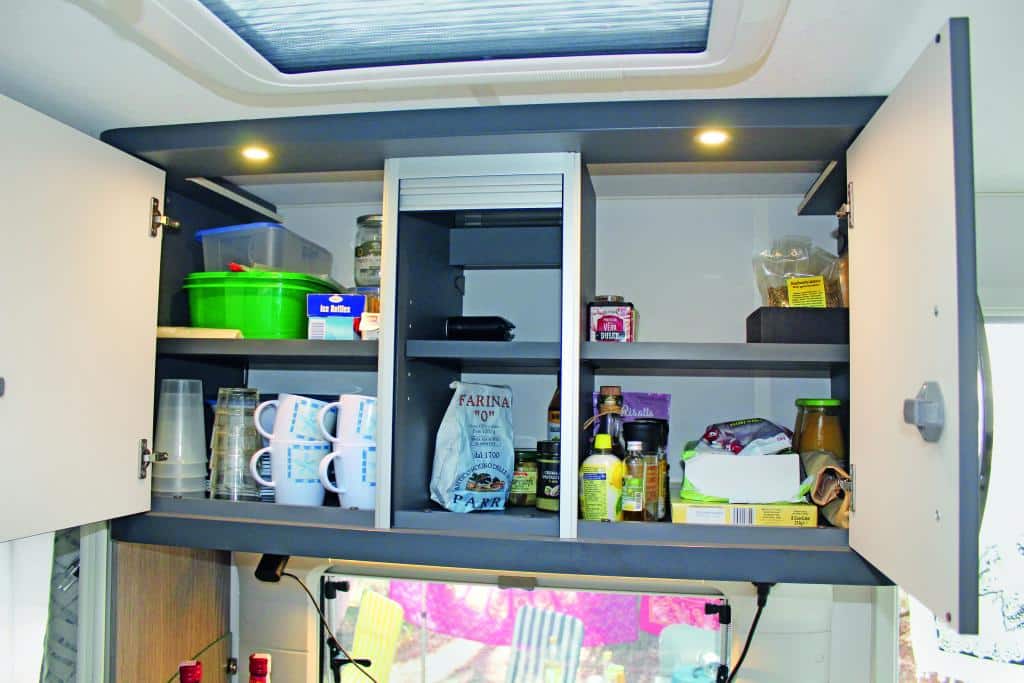 Geöffneter Oberschrank mit sechs Staufächern im Wohnwagen