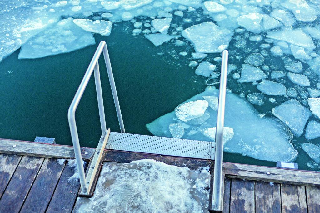 Ein Steg an vereistem Wasser