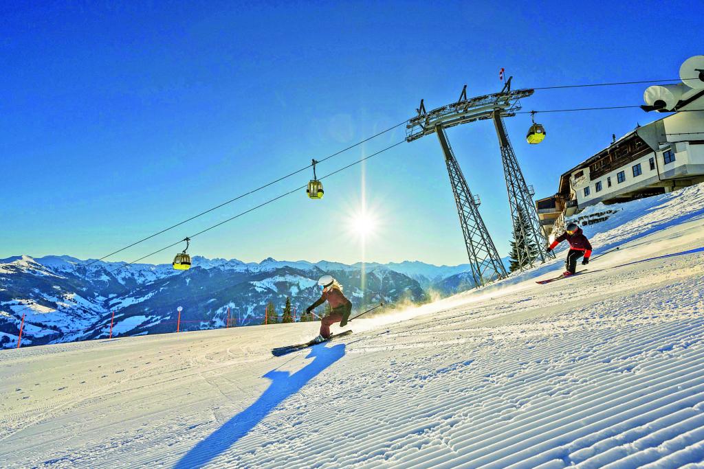 Zwei Skifahrer fahren einen Hang hinunter