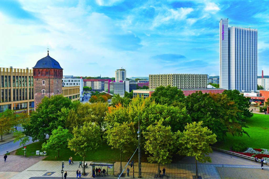 Eine kleine Grünanlage inmitten von Stadtgebäuden