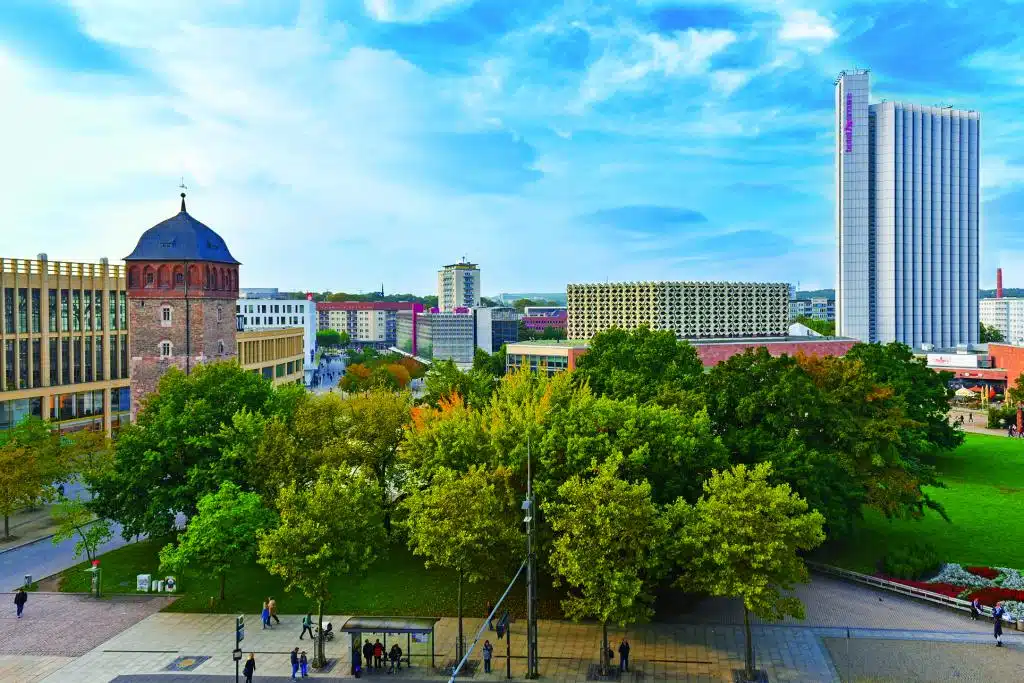 Eine kleine Grünanlage inmitten von Stadtgebäuden