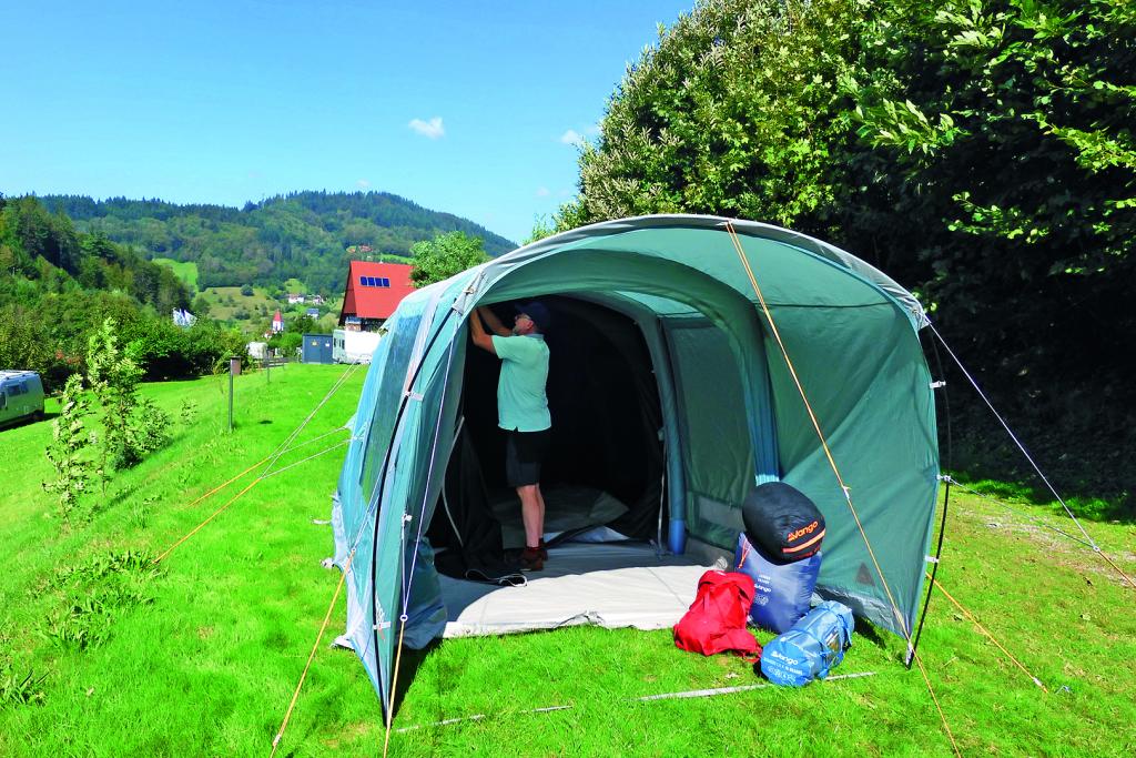 Mann beim Zeltaufbau