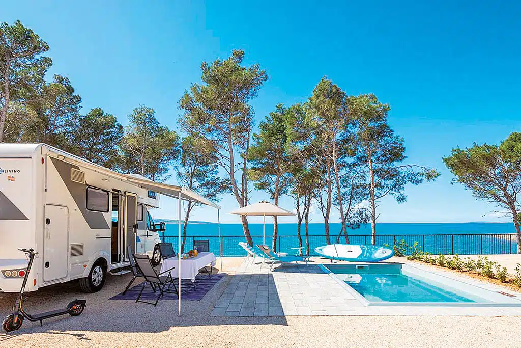 12 neue ADAC-Superplätze: Ein Wohnmobil auf einer Campingparzelle am Meer