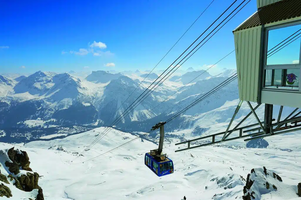 Eine Seilbahn in den verschneiten Bergen