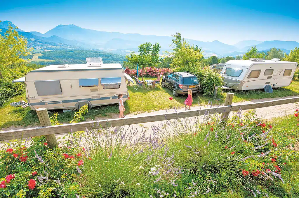 ADAC-Superplätze: Campingfahrzeuge auf einem campingplatz in den Bergen