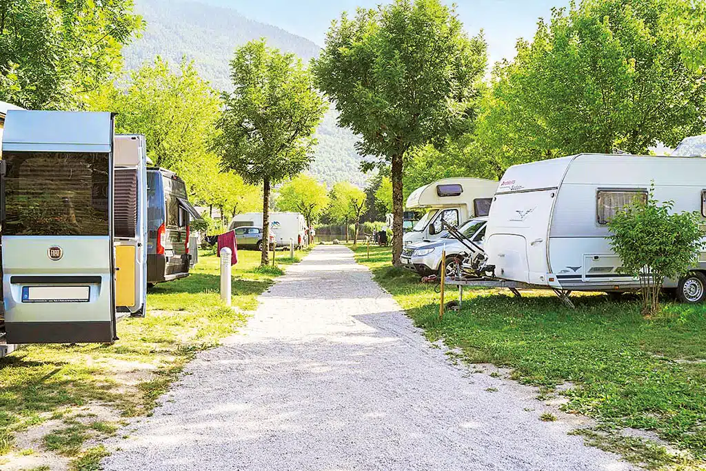 Campingparzellen auf einer Wiese mit Baumbestand