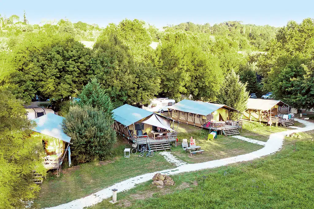 Campingparzellen auf einem Campingplatz mit viel Baumbestand