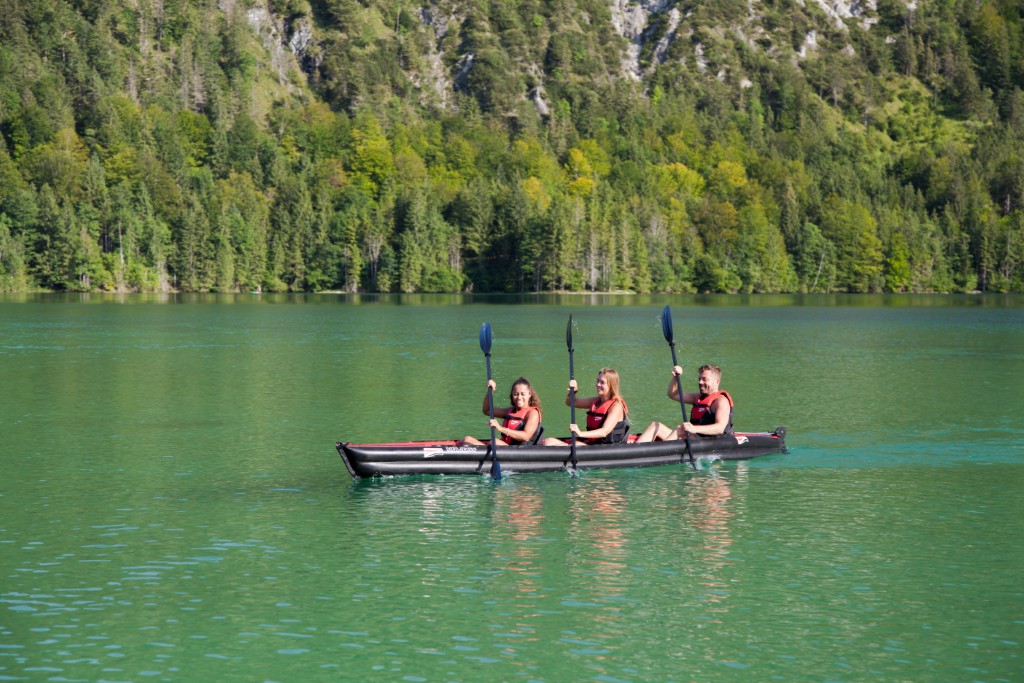 Faltboot von Grabner mit drei Personen auf dem See