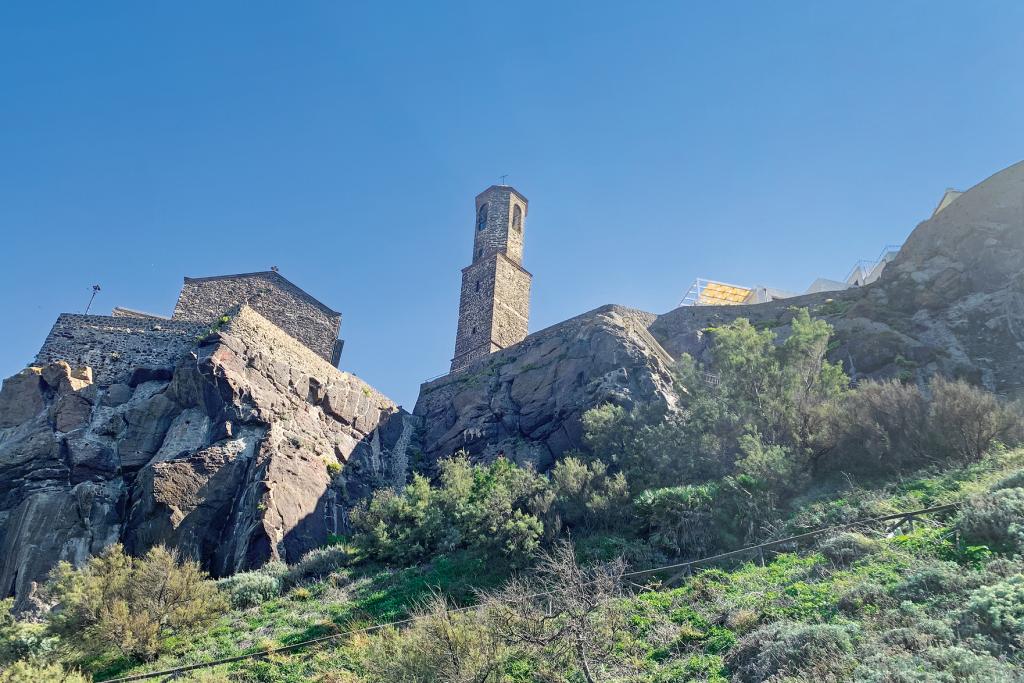 Alte Burganlage auf steilen Felsen