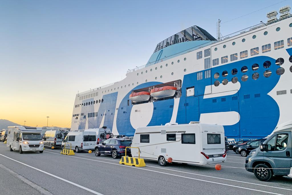 Wohnwagen-Gespanne warten auf ihre Auffahrt auf ein Fährschiff