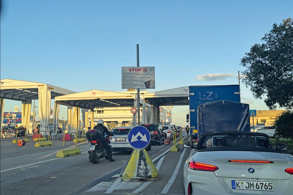 Zufahrt zu einer Fähre am Hafen von Olbia