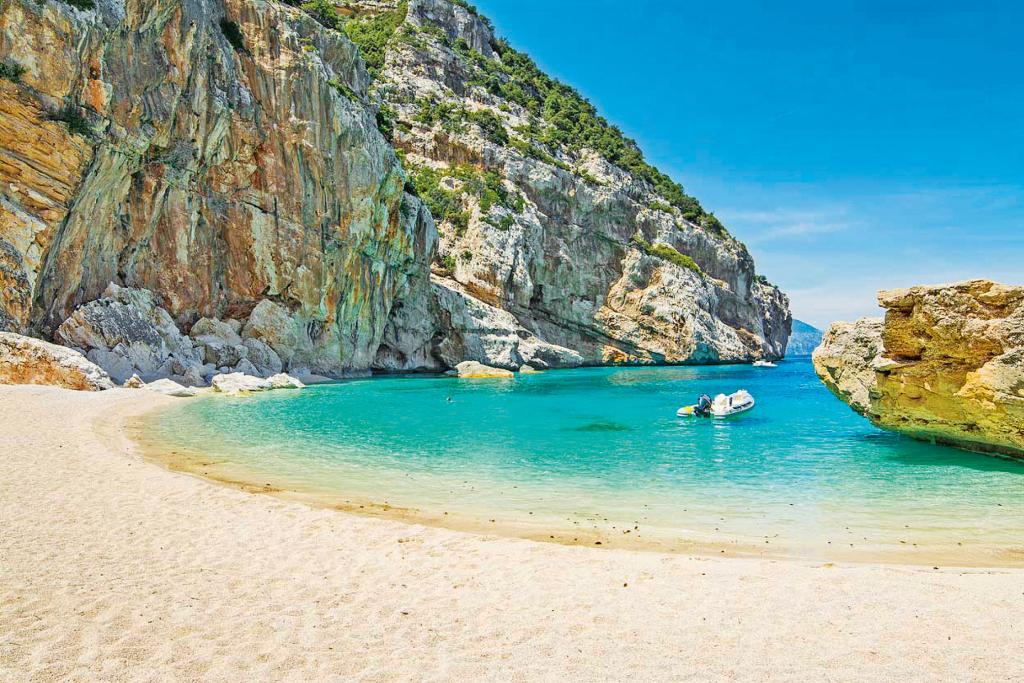 Bucht mit Steilküste und türkisblauem Wasser