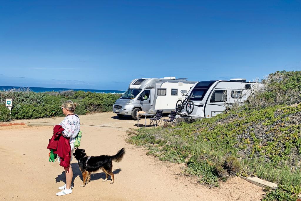 Campingfahrzeuge auf einem Stellplatz nahe der Meeresküste