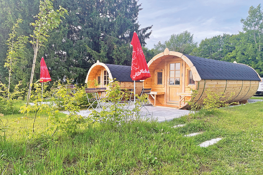 Zwei Schlaffässer aus Holz auf dem Camping Resort Bayerwald.