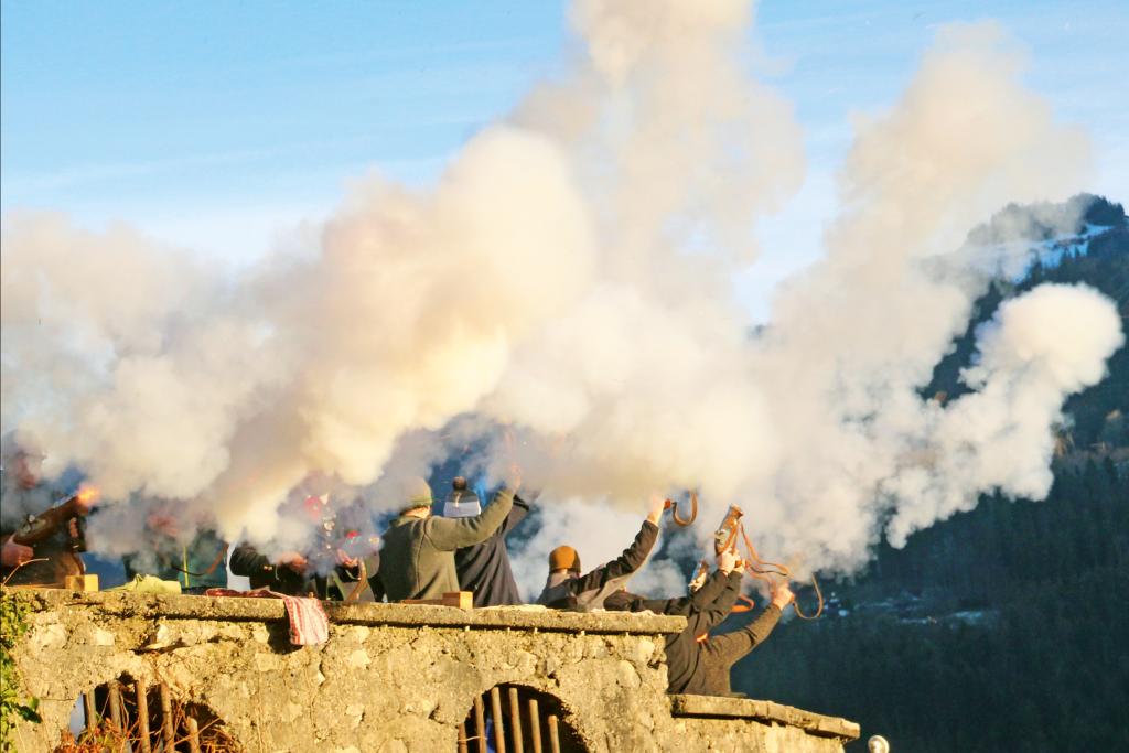 Dichter Rauch über einer kleinen Gruppe von Personen, die in die Luft schießt