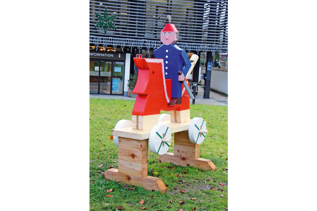 Holzpferd mit reitender Holzfigur