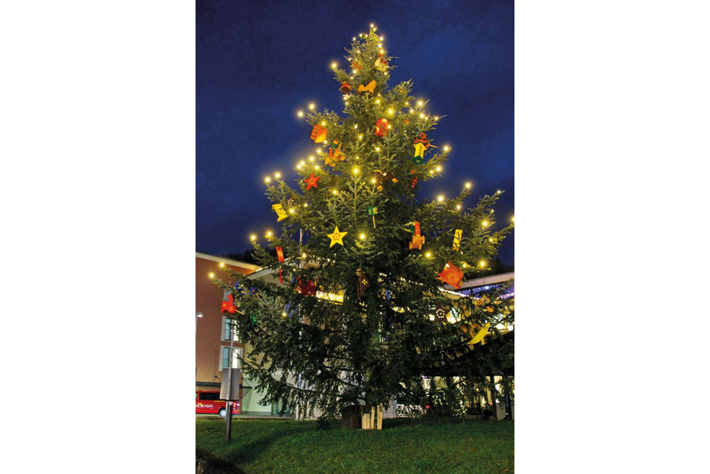 Weihnachtsbaum mit Deko und Lichtern